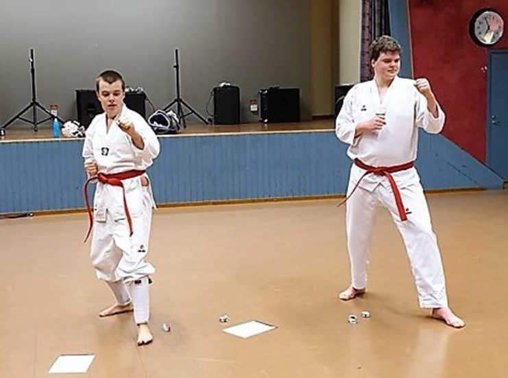 Max Fjellvind och Johannes Stenvall klarade det röda bältet i taekwondo.