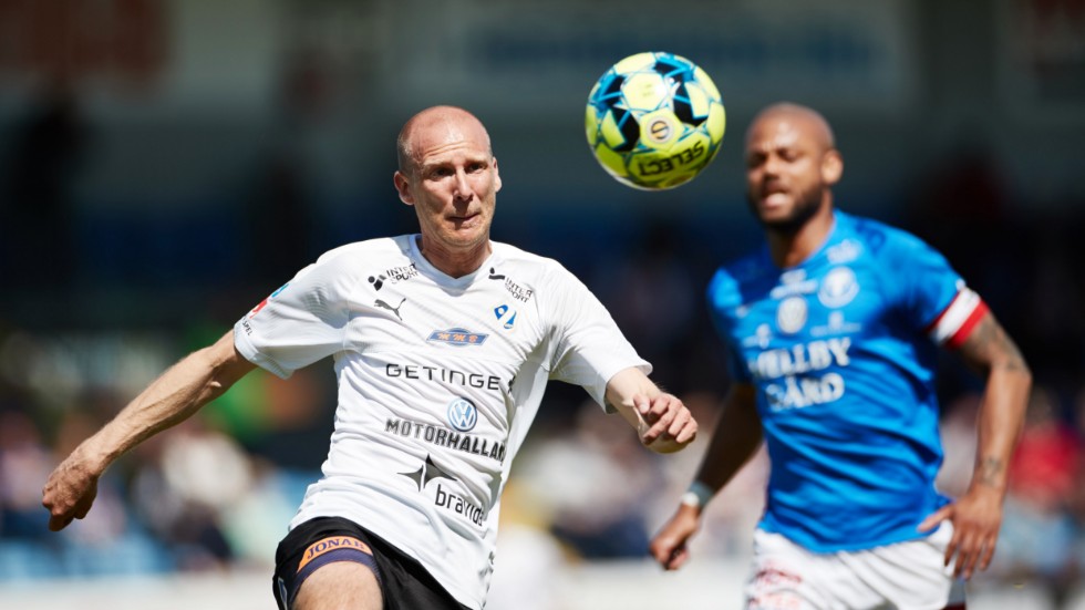 Halmstads Andreas Johansson i farten i förra säsongens möte med Trelleborgs FF på Vångavallen. Nu möts klubbarna igen, i superettans premiär på Örjans vall. Arkivbild.