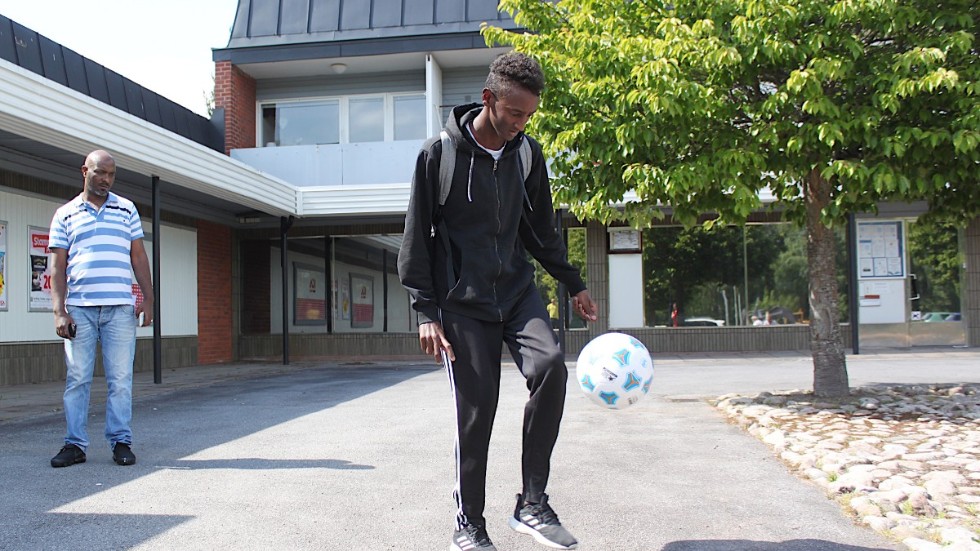 Sami, 13, har spelat fotboll i Storebro IF i sex år. Går i sexan i Storebro skola. Gillar att hänga med sina kompisar. "Han mår inte bra av det här", säger pappa Biniam, som också är passionerad fotbollsspelare.