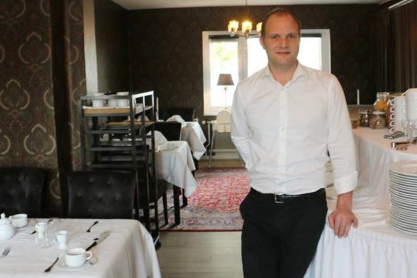 Palace Hotell planerade att öppna restaurangen och uteserveringen till Valborg, nu avvaktar ägarna lite till. "Vi måste ha omsättning i sommar, vi klarar inte en vinter till", säger Christian Ryning.