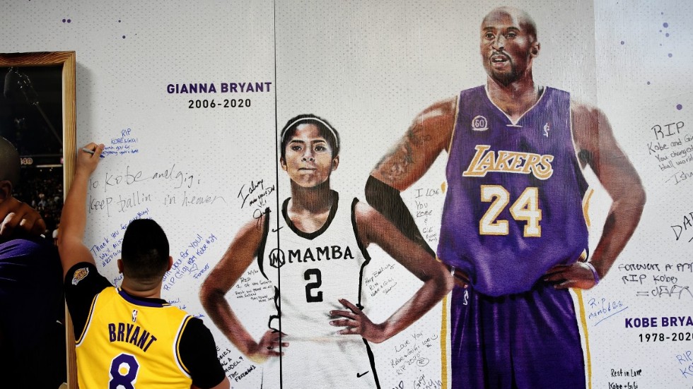 En av många väggmålningar som hyllar Gianna och Kobe Bryant, den här vid en basketarena i Sacramento i Kalifornien. Arkivbild.