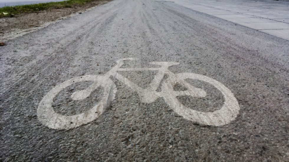 Tacksamma signaturen Cyklist och bilist hoppas på sop-saltning av cykelbanor även nästa år. Genrebild.