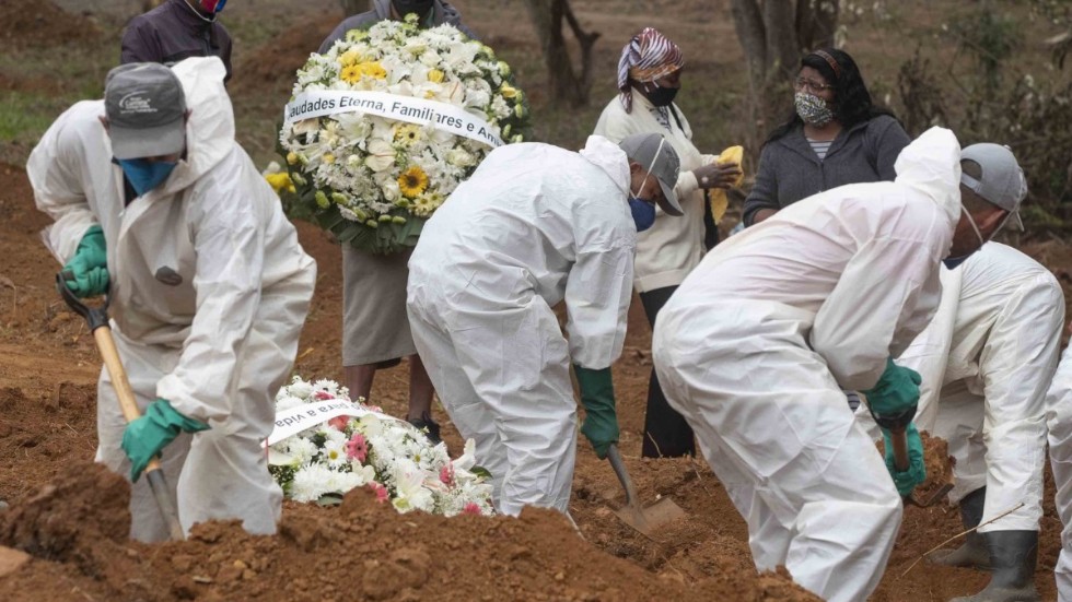 En person som avlidit i sviterna av coronaviruset begravs på São Luiz-kyrkogården i São Paulo i Brasilien.