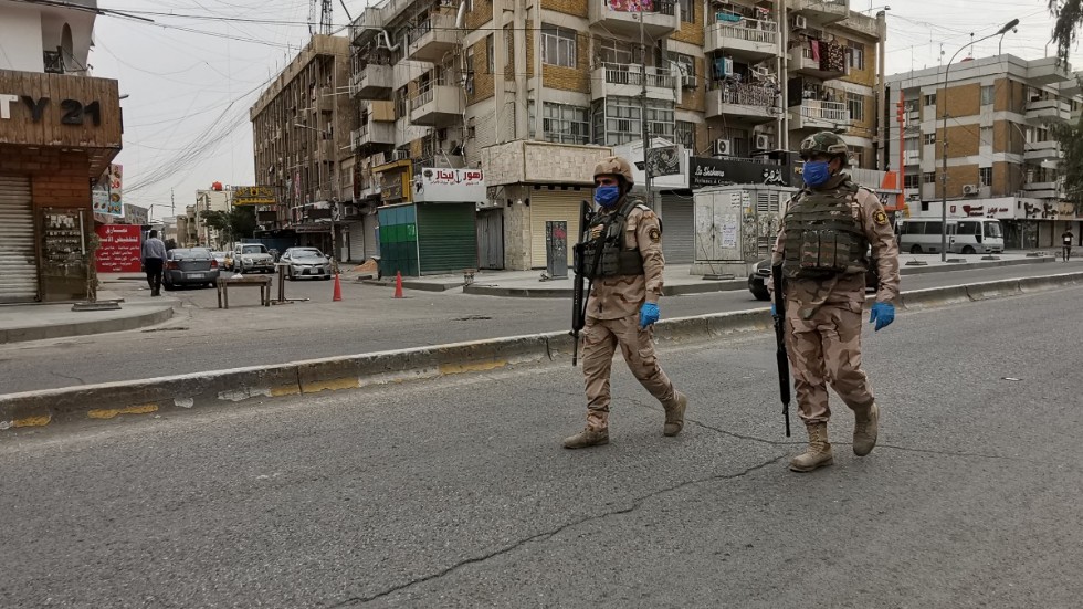 Irakiska säkerhetsstyrkor patrullerade gatorna i Bagdad i april för att kontrollera att människor följde utegångsförbudet som införts på grund av coronaviruset. Arkivbild.
