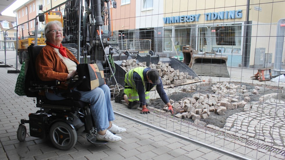 Elsy Larsson har gjort försök att stoppa arbetet med att lägga tillbaka gatstenen på gågatan. Hon hänvisar till ett löfte, att byta stenen mot släta betongplattor. "Ingen som inte sitter i rullstol vet hur ont det gör att åka över "gupp-i-gupp". 