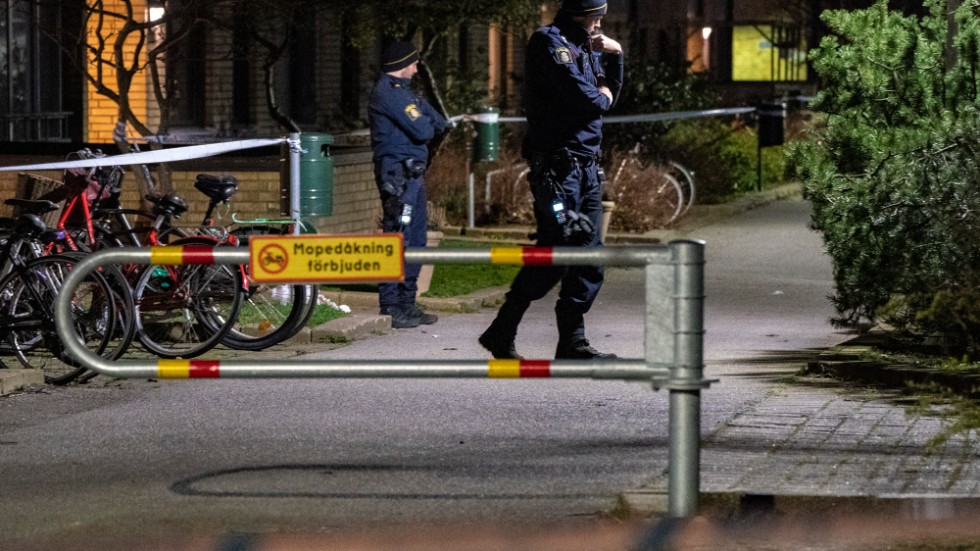 Polis och avspärrningar i Bellevuegården i Malmö på lördagskvällen.