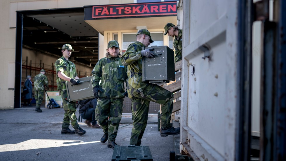 Material för fältsjukhus som ska sättas upp på garnisonen Ärna i Uppsala lastas vid Göteborgs garnison på lördagen.