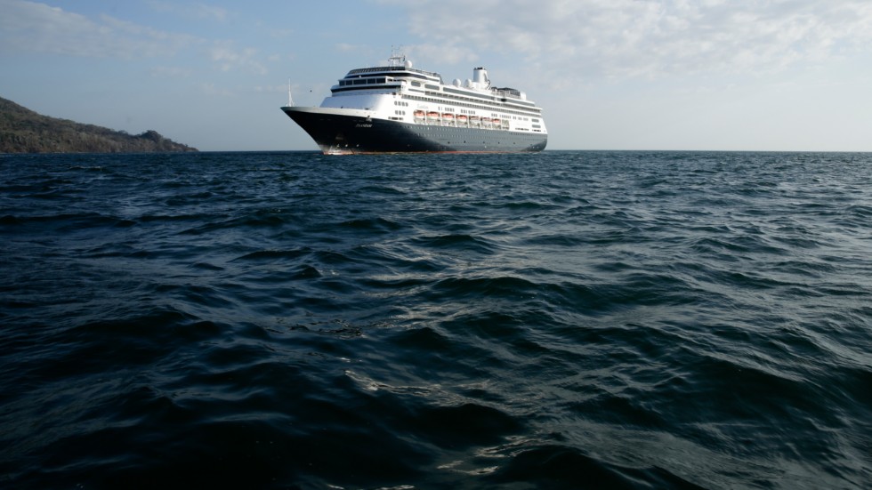 Fyra personer har dött ombord på kryssningsfartyget Zaandam, däribland en svensk man.
