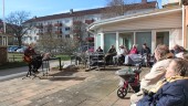 Ragge sjunger utomhus för de äldre