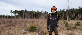 Daniel röjer i skogen när gymmet är stängt