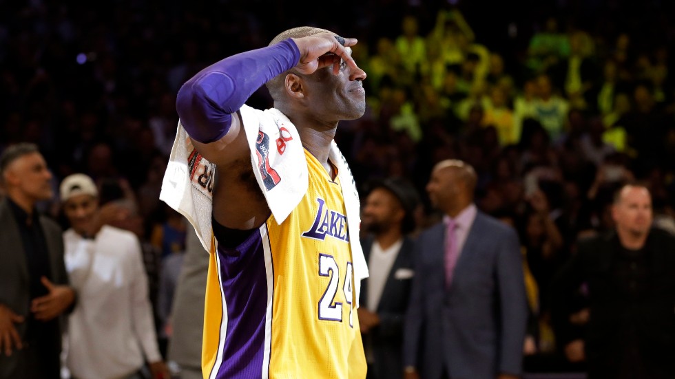 Kobe Bryant gjorde sin sista NBA-match den 13 april 2016. Nu har handduken som han bar över axlarna under avskedstalet sålts för 33|000 dollar. Arkivbild.