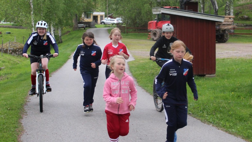 Den yngre generation som ska delta i "Mitt triathlon, bakre raden från vänster: Maja Hertzög, Astrid Nilsson, Sigrid Holmgren och Oskar Hertzög. Längst fram ses från vänster: Elsy Linderson och Vilma Jonsson.