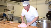 Herman bakar hundratals tårtor till Mors dag
