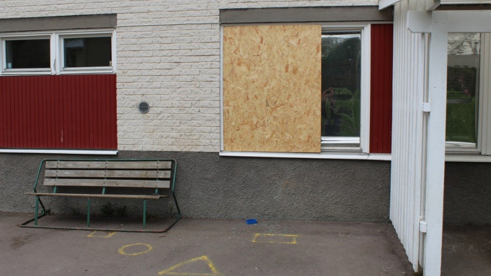 Ett fönster på förskolans baksida har krossats. 