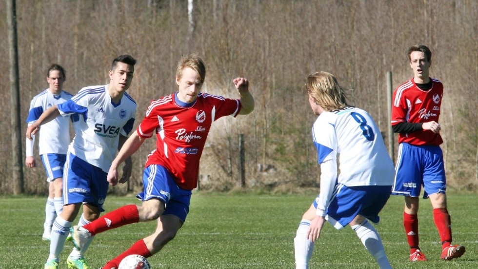 Fredrik Nilsson i dribblingstagen. "Frippe" var också den främste målskytten i DSK under 2010-talet. 