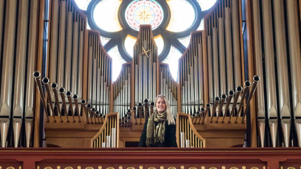 Linnéa Jonasson vid den stora orgeln i S:t Petri kyrka. Till hösten börjar hon studera till organist på Musikhögskolan i Stockholm. 