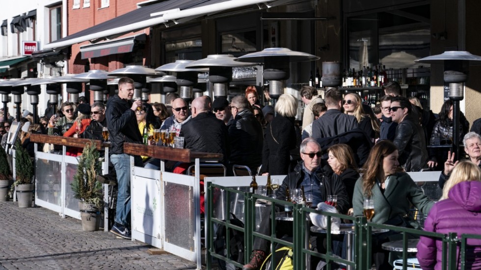 Välfyllda uteserveringar på Lilla torg i Malmö i lördagssolen. Arkivbild.