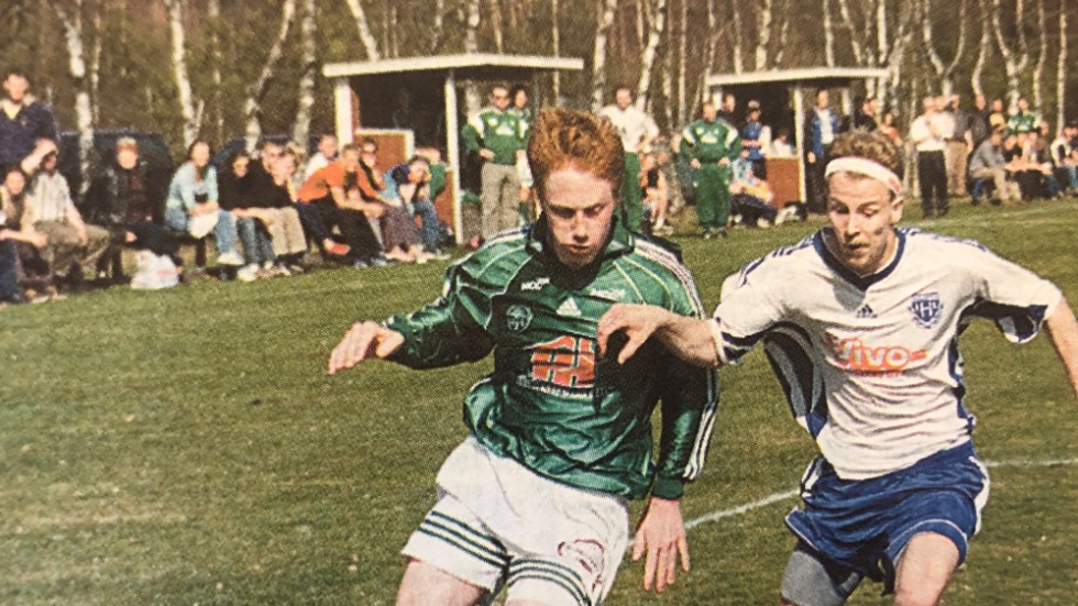 År 2000. Hultsfreds FK och Hjältevads IS delade broderligt på poängen i premiären. 