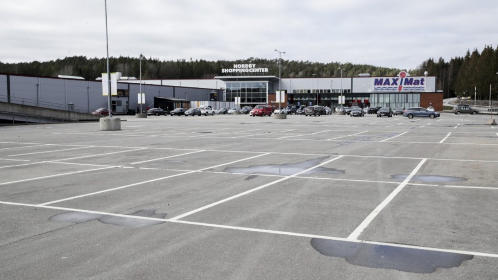 Nordby köpcentrum i Strömstad har varit närmast tomt sedan Norge stängde sina gränser. Bilden är från slutet av mars.