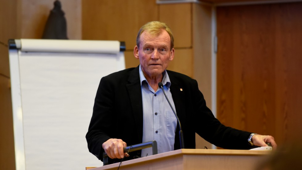 Hugo Andersson (C) vill inte ha någon gästbrygga i Skutbosjön innan detaljplanearbetet i området har kommit igång.