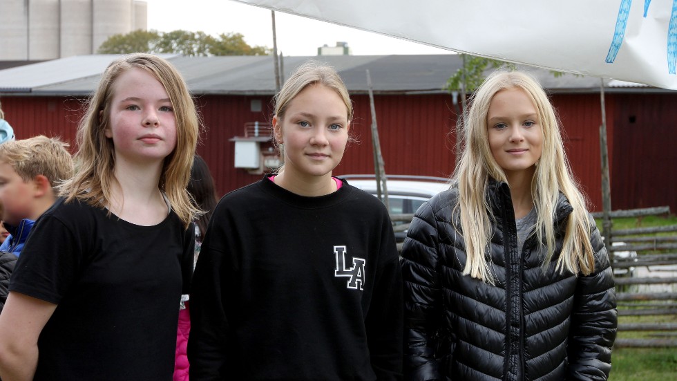 Emma Blomqvist, Vera Lindberg och Nellie Göthberg i årskurs sex har sprungit ett varv om tre kilometer och är nu på väg ut på andra varvet.