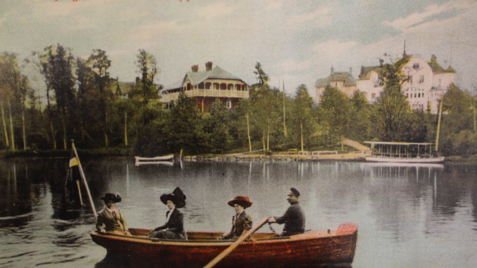 Rodd-Pelle transporterar tre damer över Strömmen vid Kneippen i sin roddbåt.