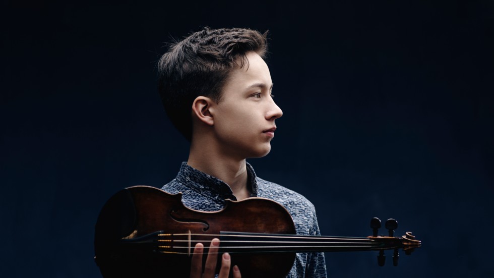 Den 19-årige violinisten Johan Dalene får Håkan Mogrens stipendium. Det instiftades 2012 och delas ut ”för och till insatser för mänskligt välbefinnande”.

