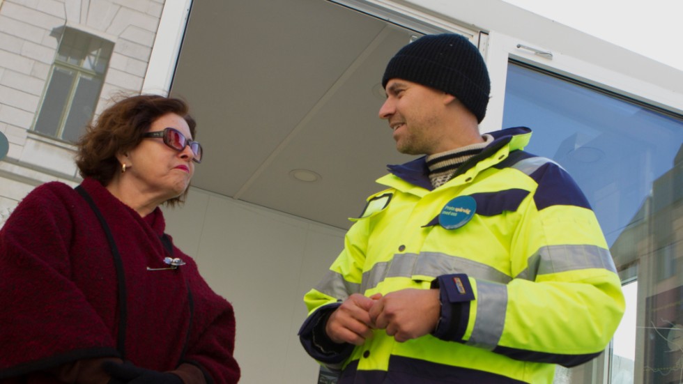 Gladys García pratade spårväg med Thomas Blomqvist.