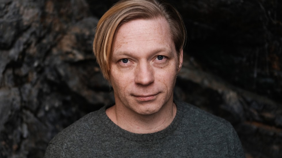 Daniel Gustafsson (född 1972) är författare och översättare. "Odenplan" är hans första bok.