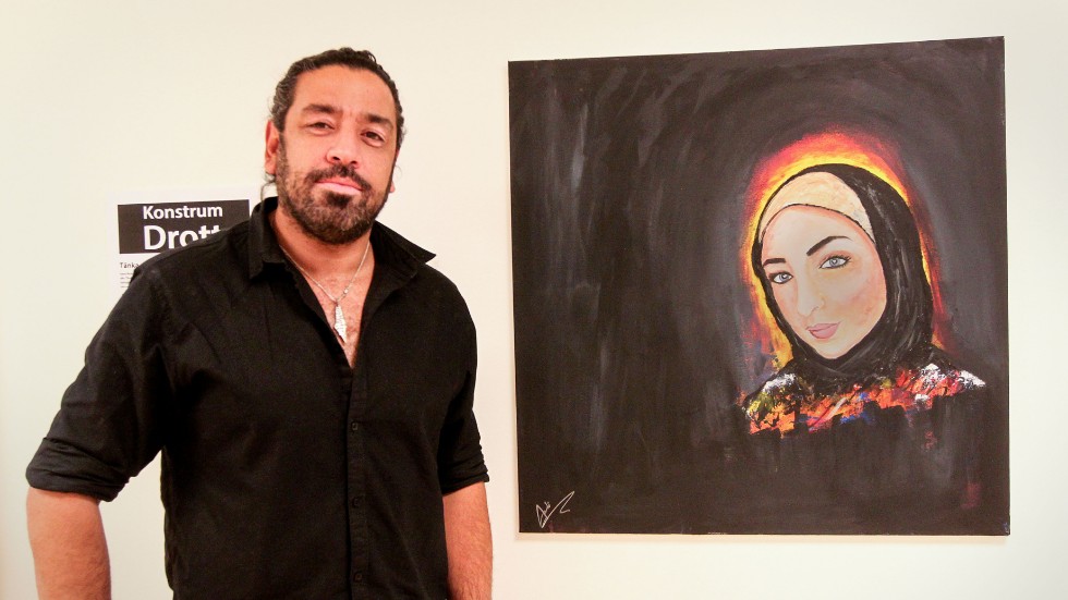 Fotografen och konstnären Awni Mohamad hade vernisage på sin första utställning med målningar. Här ett porträtt av Israa Ghareb som dödades på Västbanken i ett hedersmord.