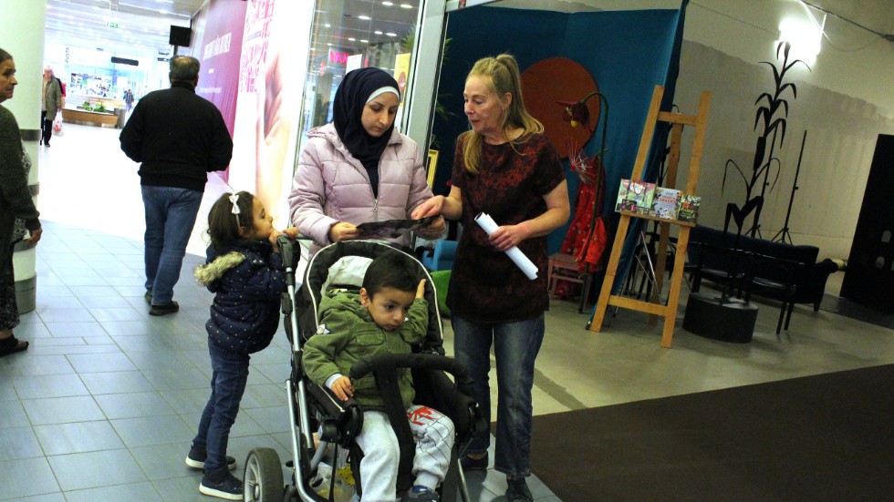 Farah Alobead med barnen Renad och Rayyan, här med Eva Carlsson, var intresserad.