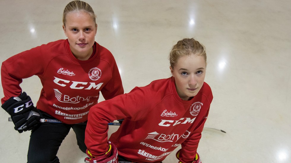 Kornelia Vanselius och Merinda Fahlén hoppas Östergötlands ska bli historiska och vinna den första upplagan av TV-pucken för tjejer. 