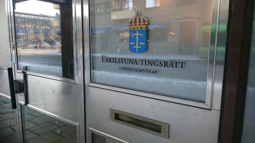 Rättegången har nu avhandlats i Eskilstuna tingsrätt och rätten går på åklagarens linje.