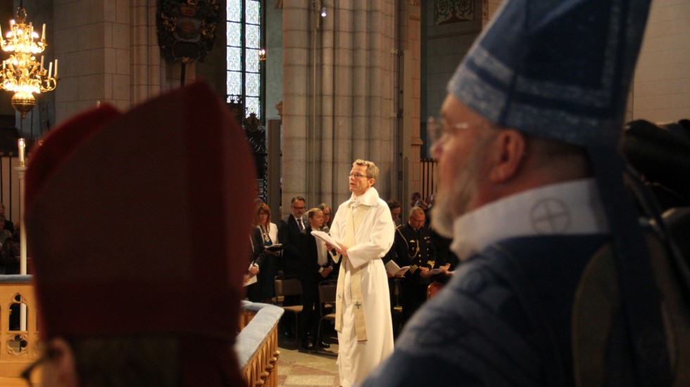 Andreas Holmberg, klädd i vitt, lyssnar till ärkebiskop Antje Jackeléns tal till honom.