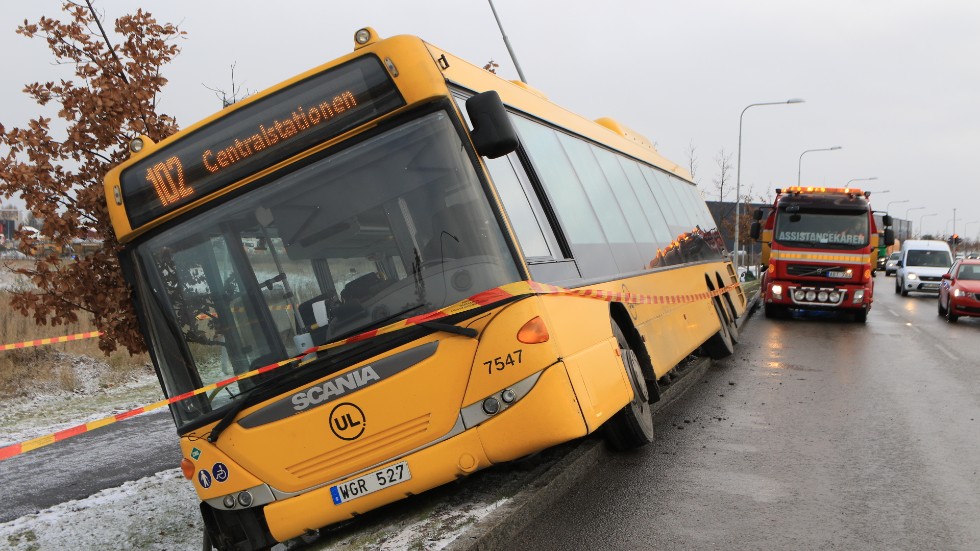 Bussen som körde ner i en slänt på Almungevägen kunde efter ungefär en timme bärgas. Innan dess fanns dock risk för att den skulle välta.