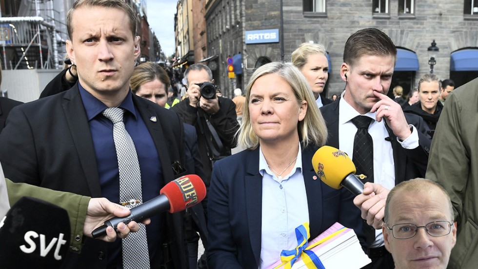 Finansminister Magdalena Andersson uppvaktas av journalister under budgetpromenaden. Möjligen får hon redogöra för vad hon tänker om innehållet i budgeten, gissar UNT:s reporter Göran Sterner.