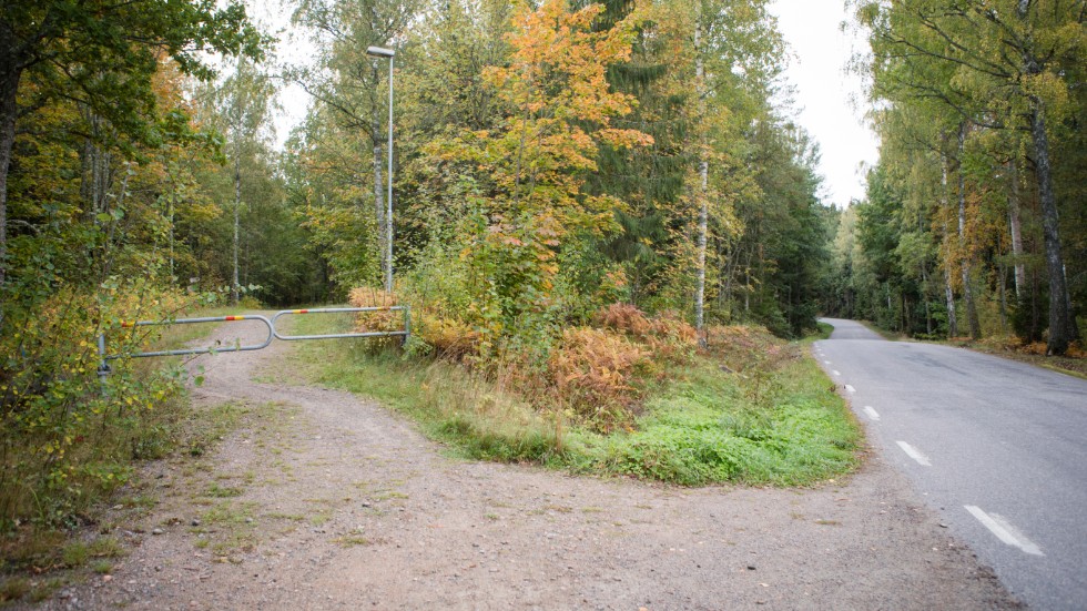 Några villatomter ligger nära vägen, mittemot Sjöholms gamla skola.