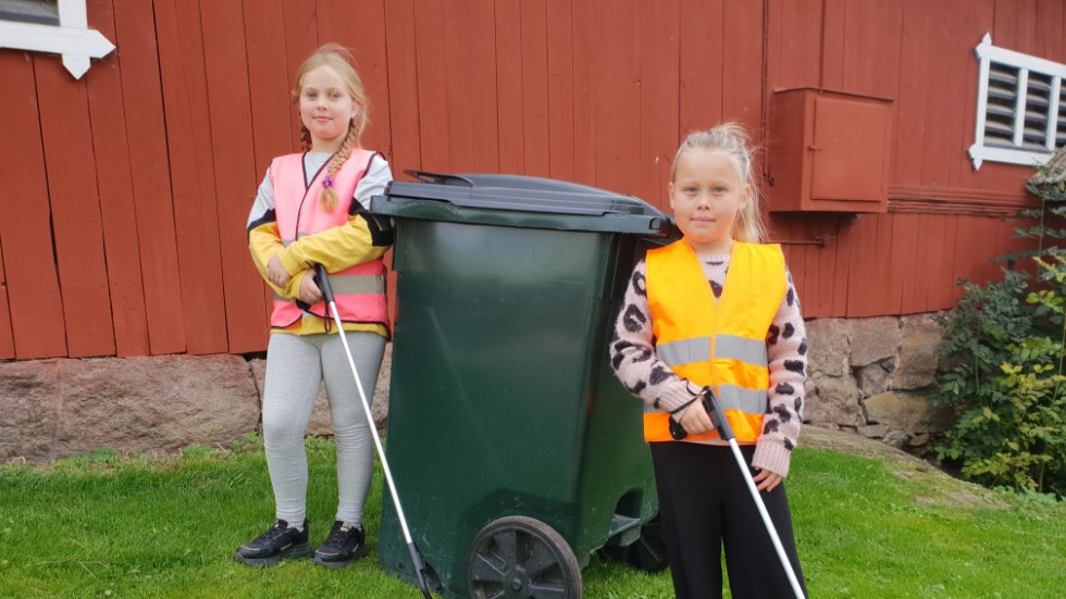 Lovelia Hederberg, 9, och My Petersson, 9, har tröttnat på nedskräpningen i samhället och bestämt sig för att göra en insats. På lördagar plockar de skräp i Söderköping.