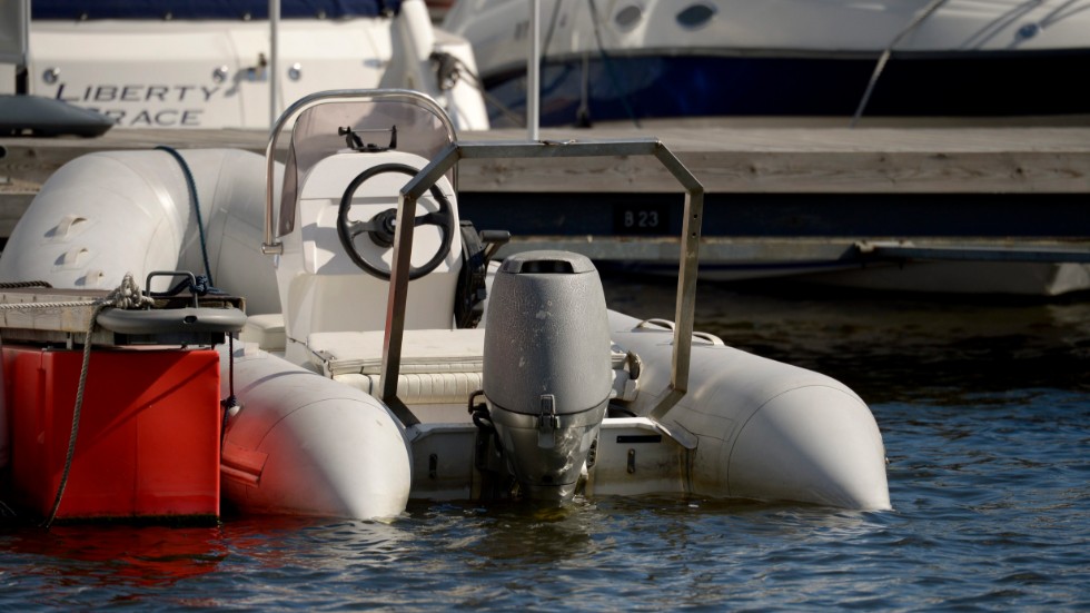 En styrenhet till en båtmotor har stulits från en båt som legat förtöjd i Koffsan.
