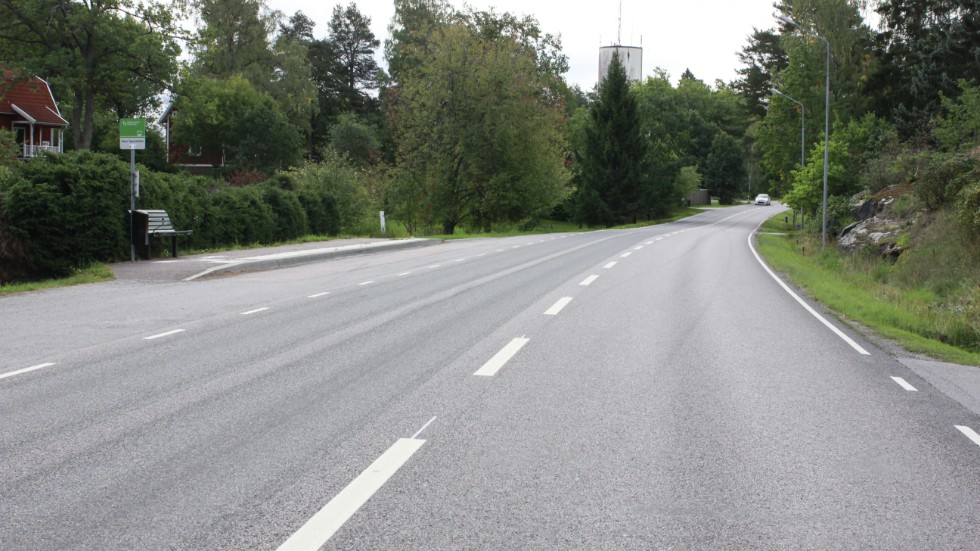 Faran vid busshållplatsen Åsen vid väg 53 i Sparreholm har påtalats av Sparreholmsbor i flera år. Det är ännu ovisst när Trafikverket kan komma att åtgärda det.
