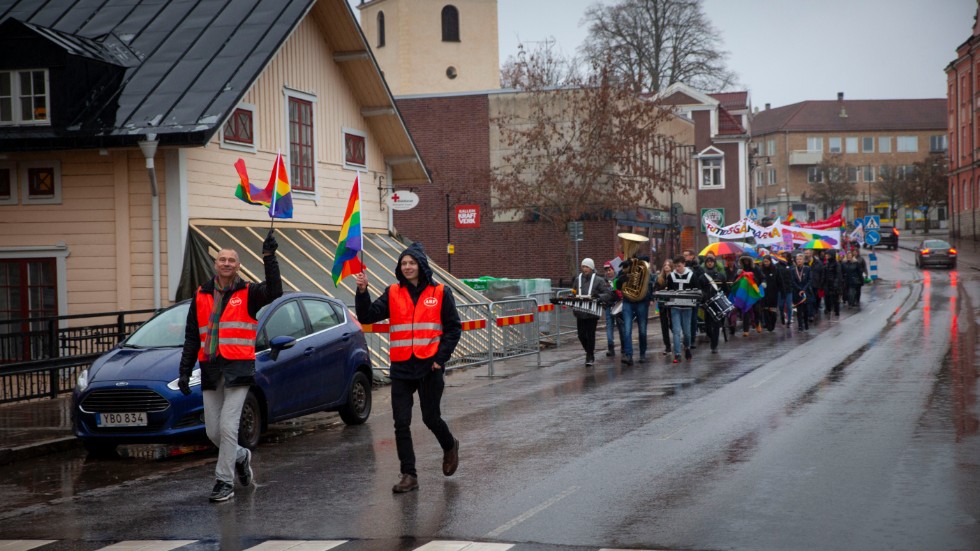 Här intar Mjölbys första regnbågsparad Kungsvägen med Peter Frejhagen och Nemo Wasén i spetsen. Runt 400 personer deltog i paraden.