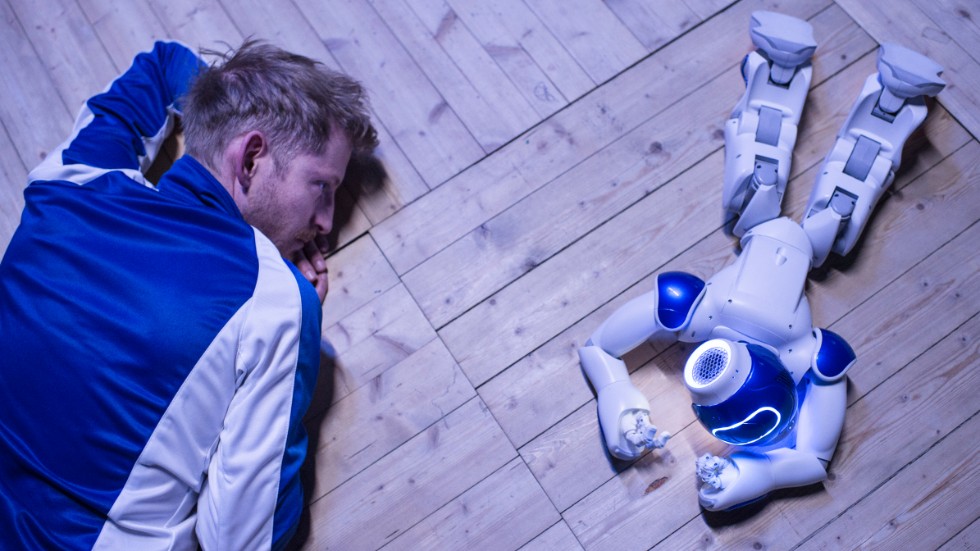 Dansaren Ludvig Daae och roboten Alex möts i scenkonstföreställningen "The most human" på Dansens hus i Linköping på måndag. 