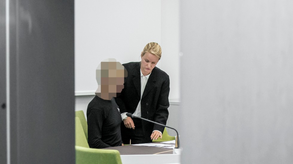 "Fönstertittaren" tillsammans med sin advokat Elvira Hemphälä. (Arkivbild)