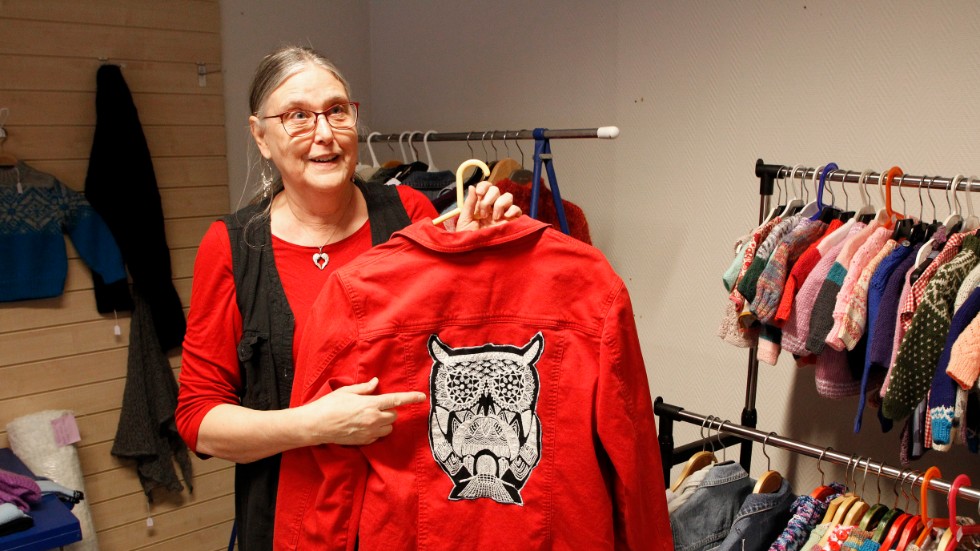 Elsie Fastesson visar exempelvis upp en röd jeansjacka med ett broderat tryck taget från ett helt annat plagg som inte gick att sälja i Röda korsets vanliga butik.