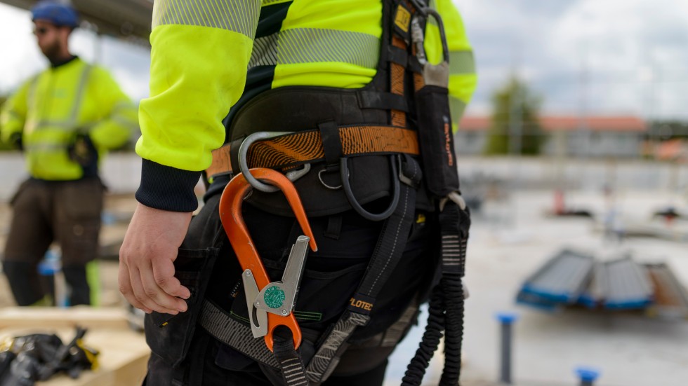 Ett byggföretag med säte i Nyköping får kritik av Arbetsmiljöverket för bristande säkerhet på en arbetsplats.