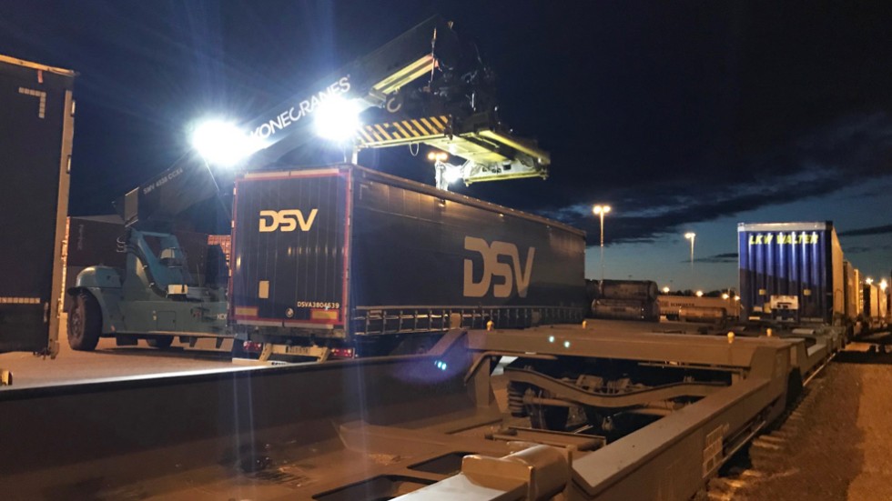 Den enorma trucken som enkelt lyfter av trailers klarar att lyfta cirka 40 ton och kan stapla fem containrar på höjden. Bara 20 procent av trailerflottan är lyftbar.  Resten kan bara transporteras på väg.