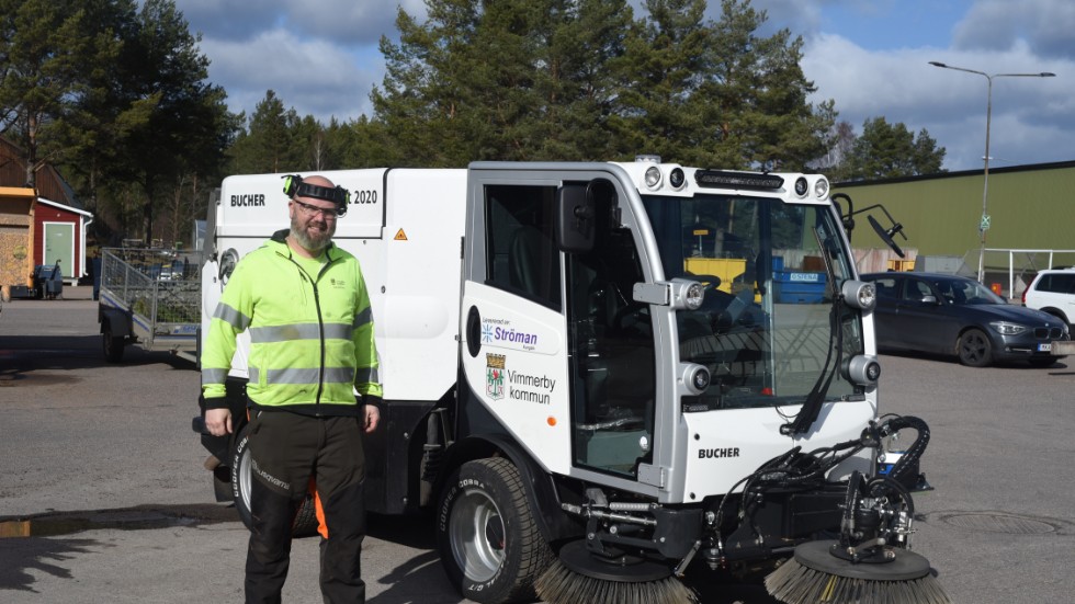 Andreas Roth ser det som ett tydligt vårtecken att man plockat fram maskinerna och är redo att börja sopa upp grus från trottoarer och gator i Vimmerby kommun.