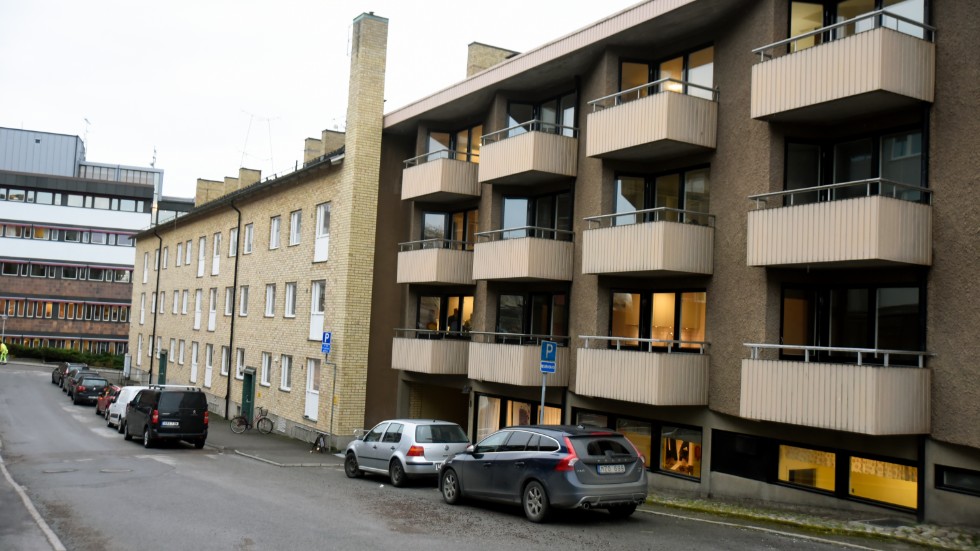 Det är i den här fastigheten på De Bechevägen i centrala Finspång som Amasten har renoverat och byggt om från stora lägenheter till mindre.