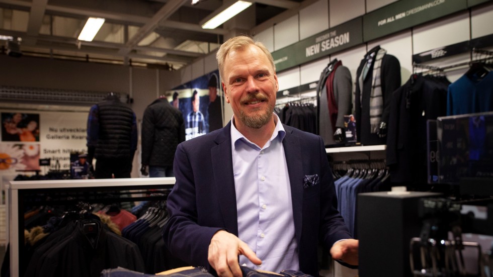 Jonny Bertholdsson, som är ett välkänt ansikte som butikschef på Dressman i Mjölby, blir kommunens nya näringslivsutvecklare.