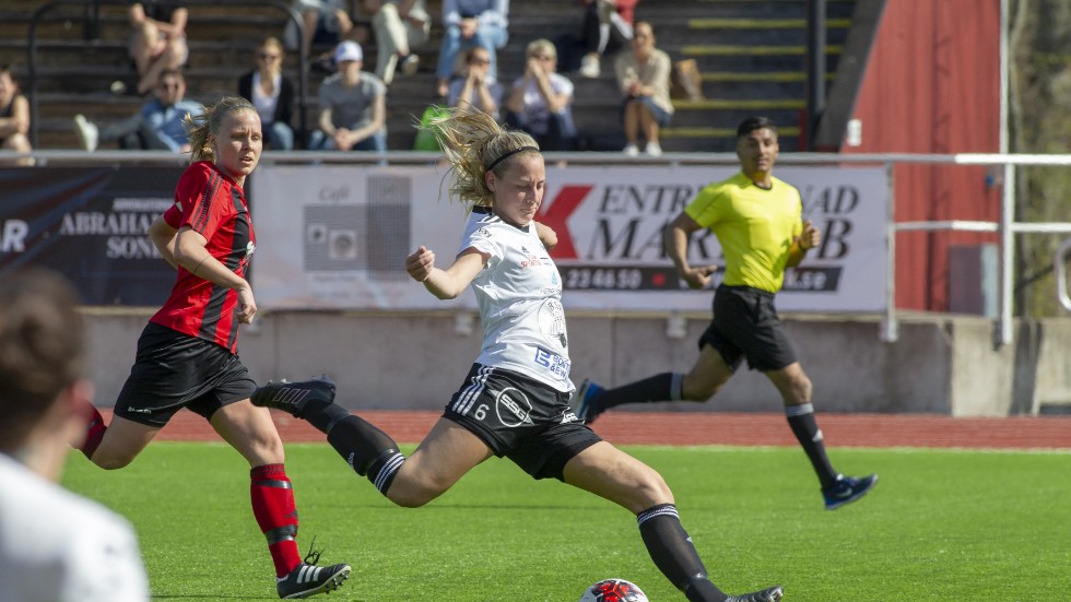 Emma Alexandersson från Motala AIF:s fotbollslag är en av spelarna som satsar i Dribblas nya futsallag. Planen är att starta i nya division 1 hösten 2020.